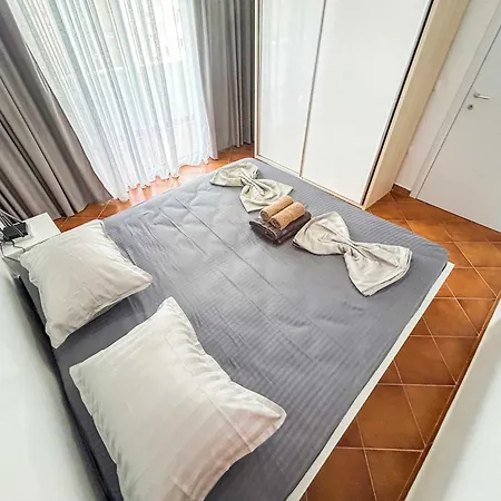 Palm Breeze Escape F52